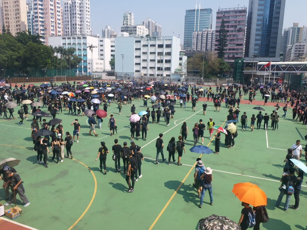 示威人士高叫口號及撒溪錢。