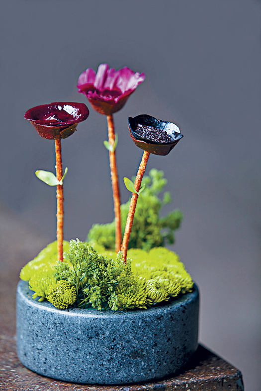 美不胜收，栩栩如生的「春天的罂粟花与智利羊肚菌」菜式；祝大家花开富贵，大吉大利。