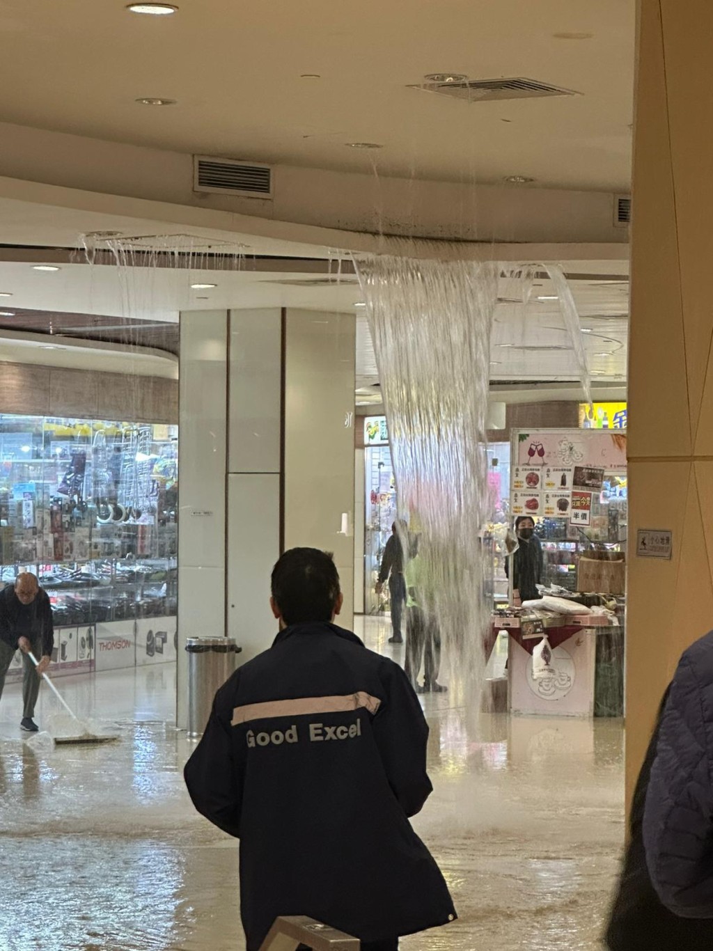 大量鹹水如瀑布傾瀉而下。讀者提供