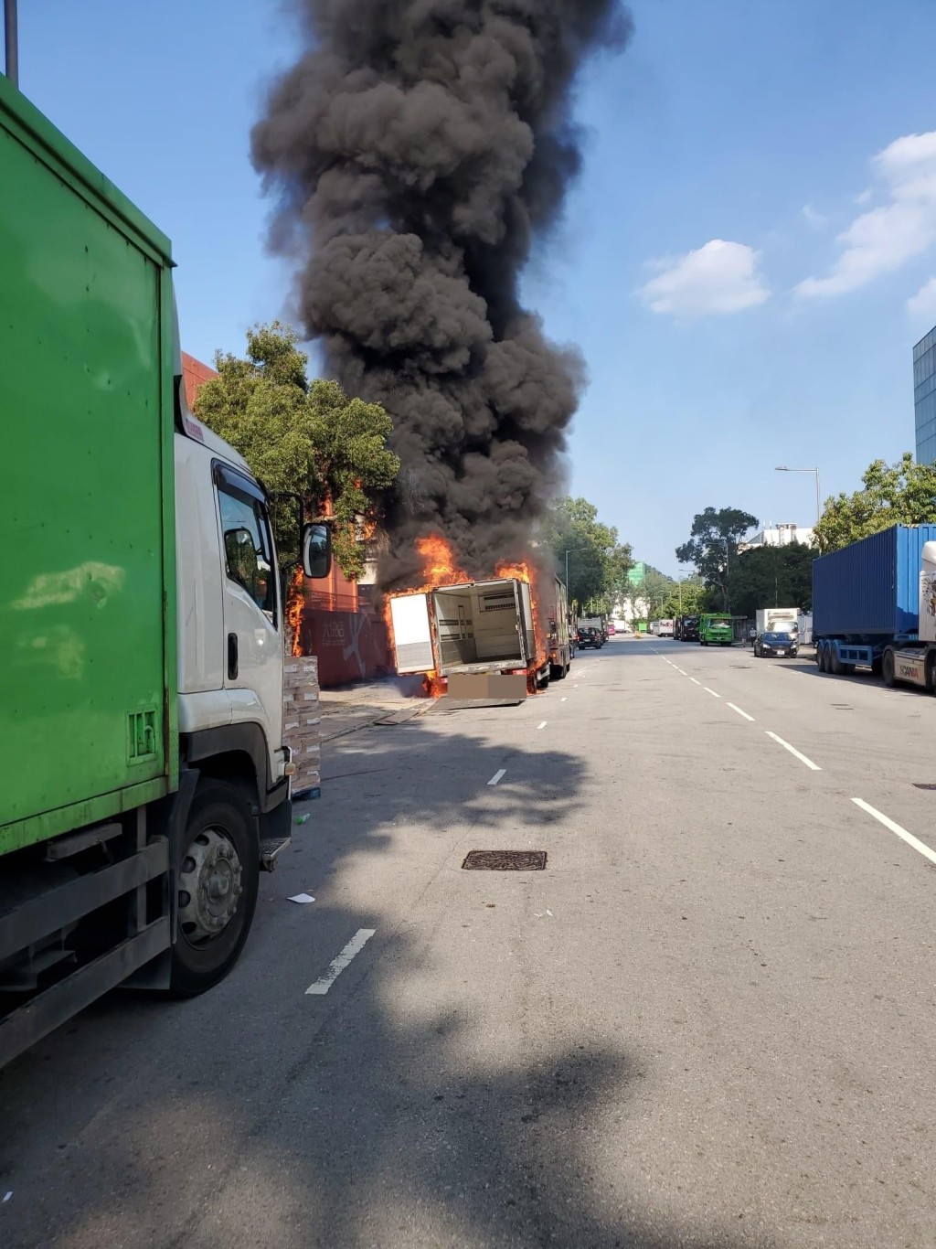 大埔工業邨有冷凍貨車起火。「消防群組」FB圖片