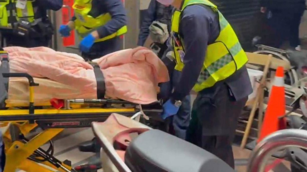 涉嫌毒殺兩親兒的女子情緒失控被送院。中時