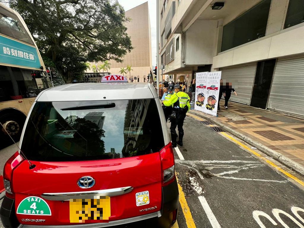 西九龍總區交通部採取執法行動嚴厲打擊的士冚旗拒截及濫收車資等行為。(警方提供)