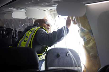 美國國家運輸安全委員會高級調查員檢查阿航出事波音客機機身。路透社