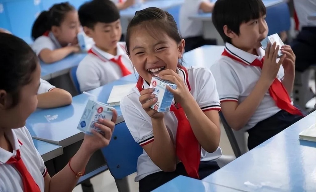 內地許多中小學也推廣學生飲用牛奶。網圖