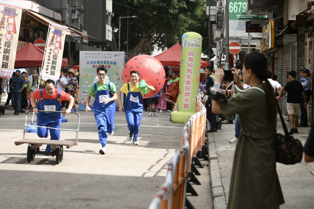 參與者扮鬼扮馬上演「生死時速」。陳浩元攝 參與者扮鬼扮馬上演「生死時速」。陳浩元攝