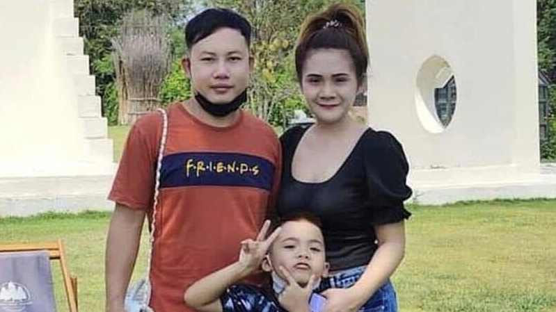 遭哈馬斯擄走的泰國人質納塔蓬（Natthapong Pinta，後排左）與妻兒。 美聯社