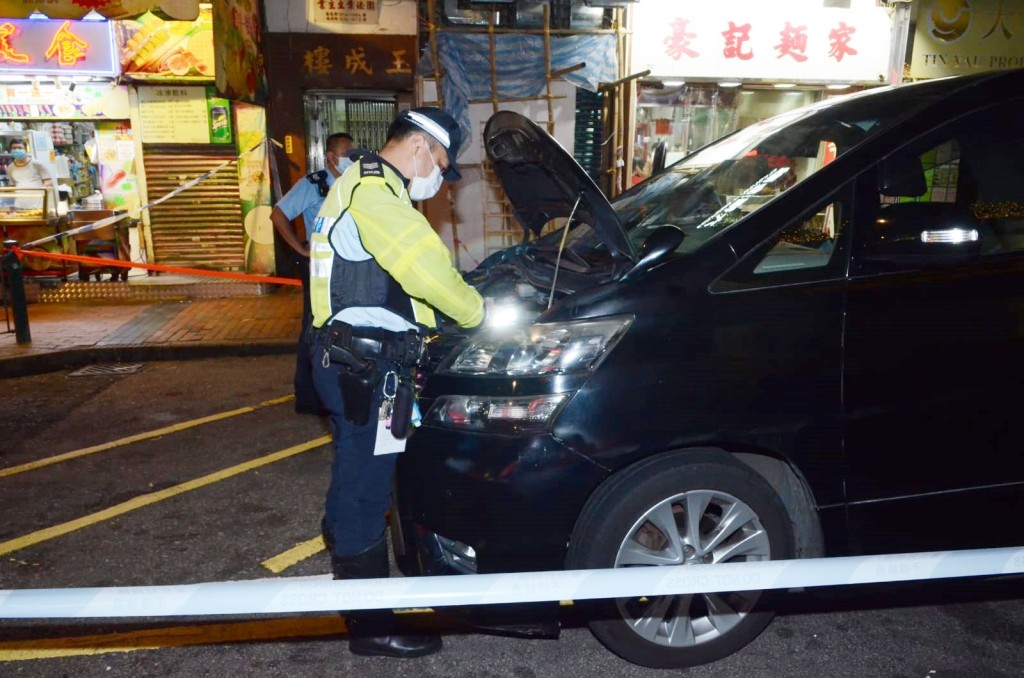 警方搜查車上有否違禁品。