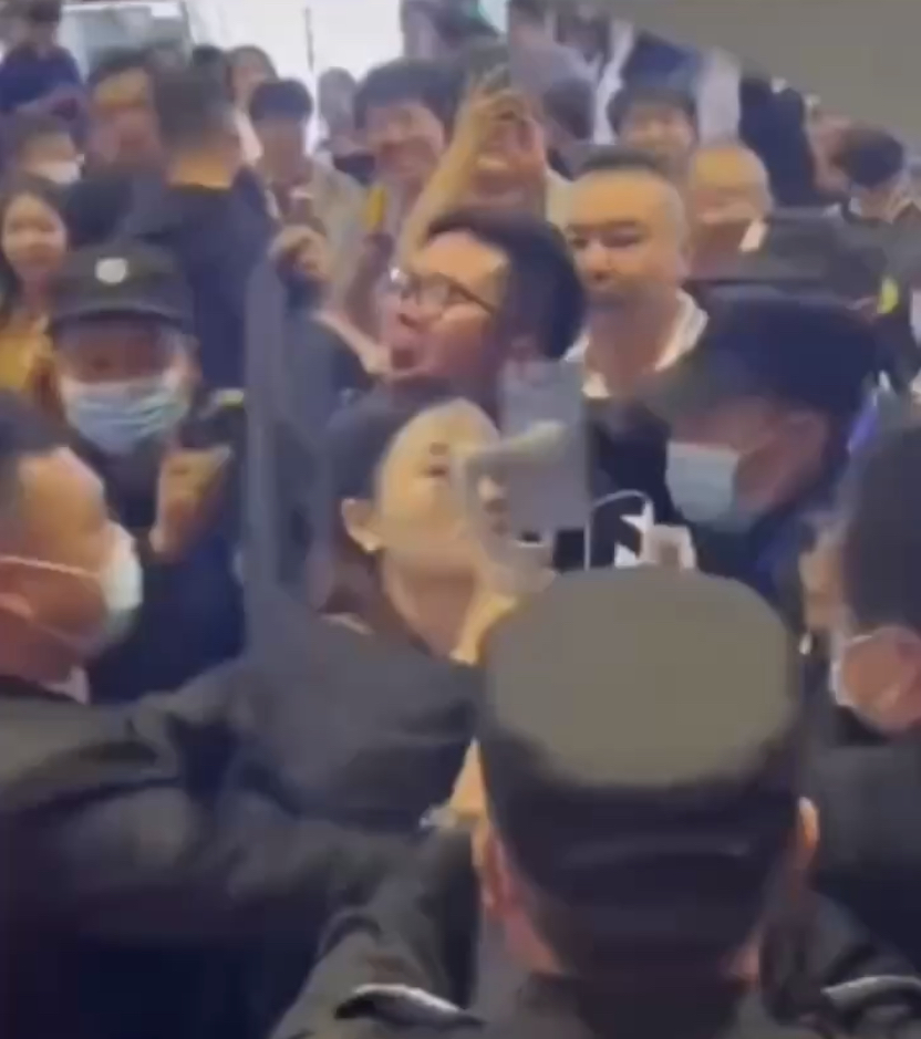女子Tongtong于上海车展直播，在宝马MINI展台被保安包围拖走。