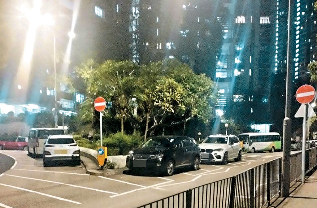 鸭脷洲利东邨道有车辆停泊于斑马线旁「之」字形白线上。