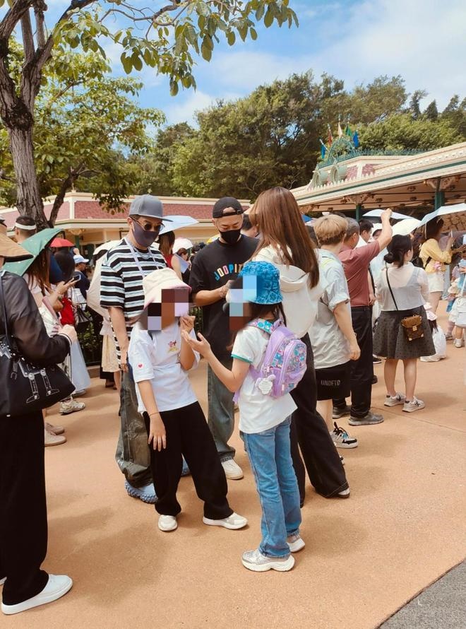 陳浩民的兩個女兒已到他的胸口高度。 陳浩民的兩個女兒已到他的胸口高度。