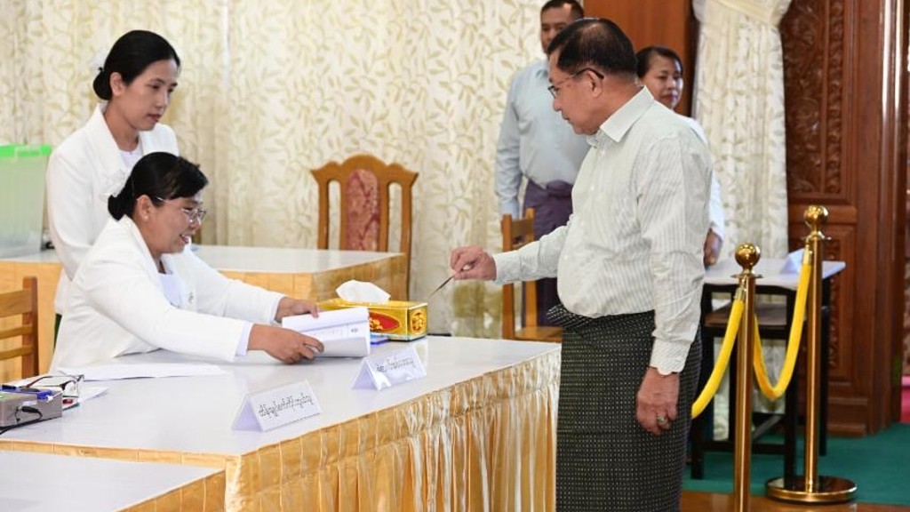 缅甸大选|军政府领袖敏昂莱在内比都投票。 美联社 缅甸大选|军政府领袖敏昂莱在内比都投票。 美联社