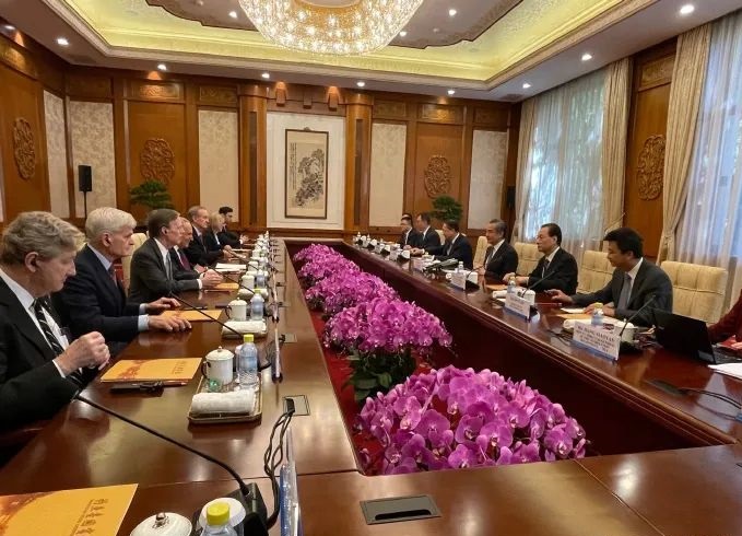 美国参议院多数党领袖舒默与王毅举行会谈。微博