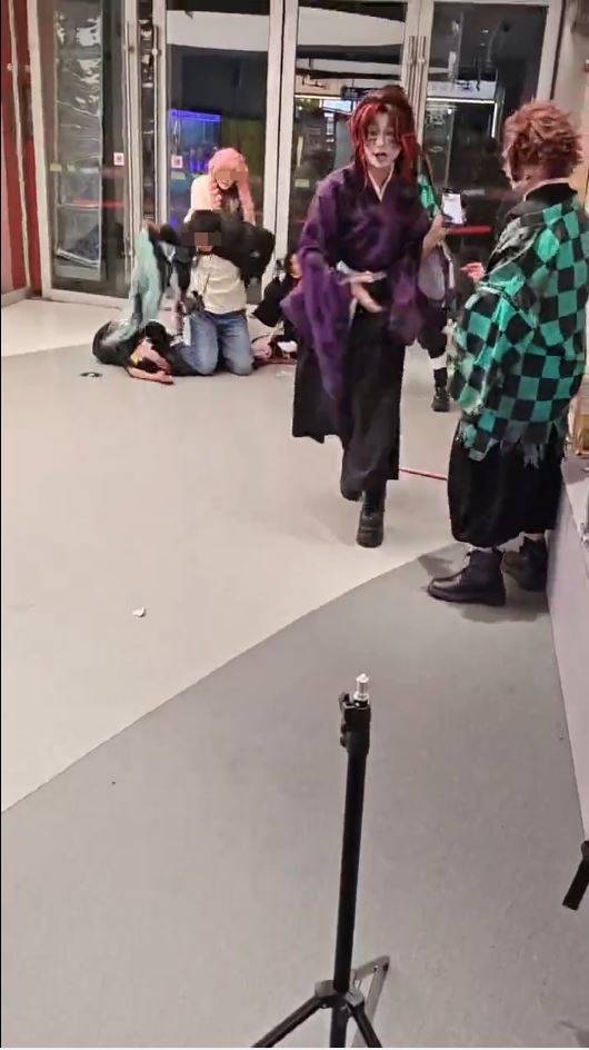 成都5名未成年女Coser被遲大到攝影師打倒在地。抖音＠木檼歌