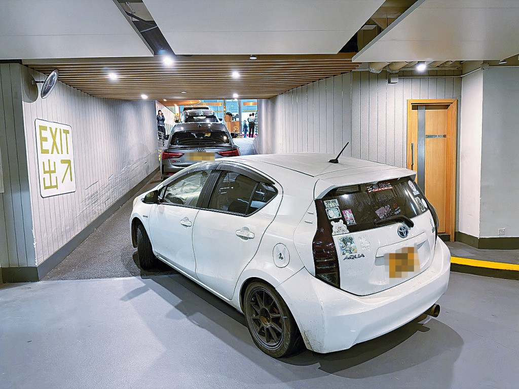 有七人车车主驱车离开时声称车辆「无电」停在出闸口，导致后面最少5部车辆无法出闸。 