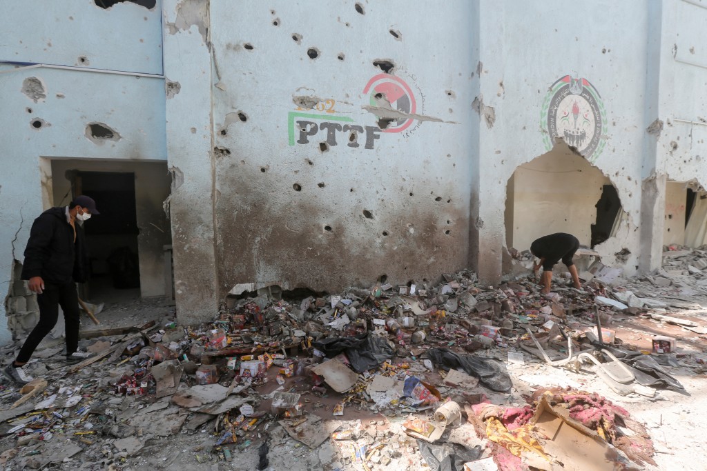 努赛赖特难民营一个援助物资分发货仓遭以军空袭摧毁。路透社