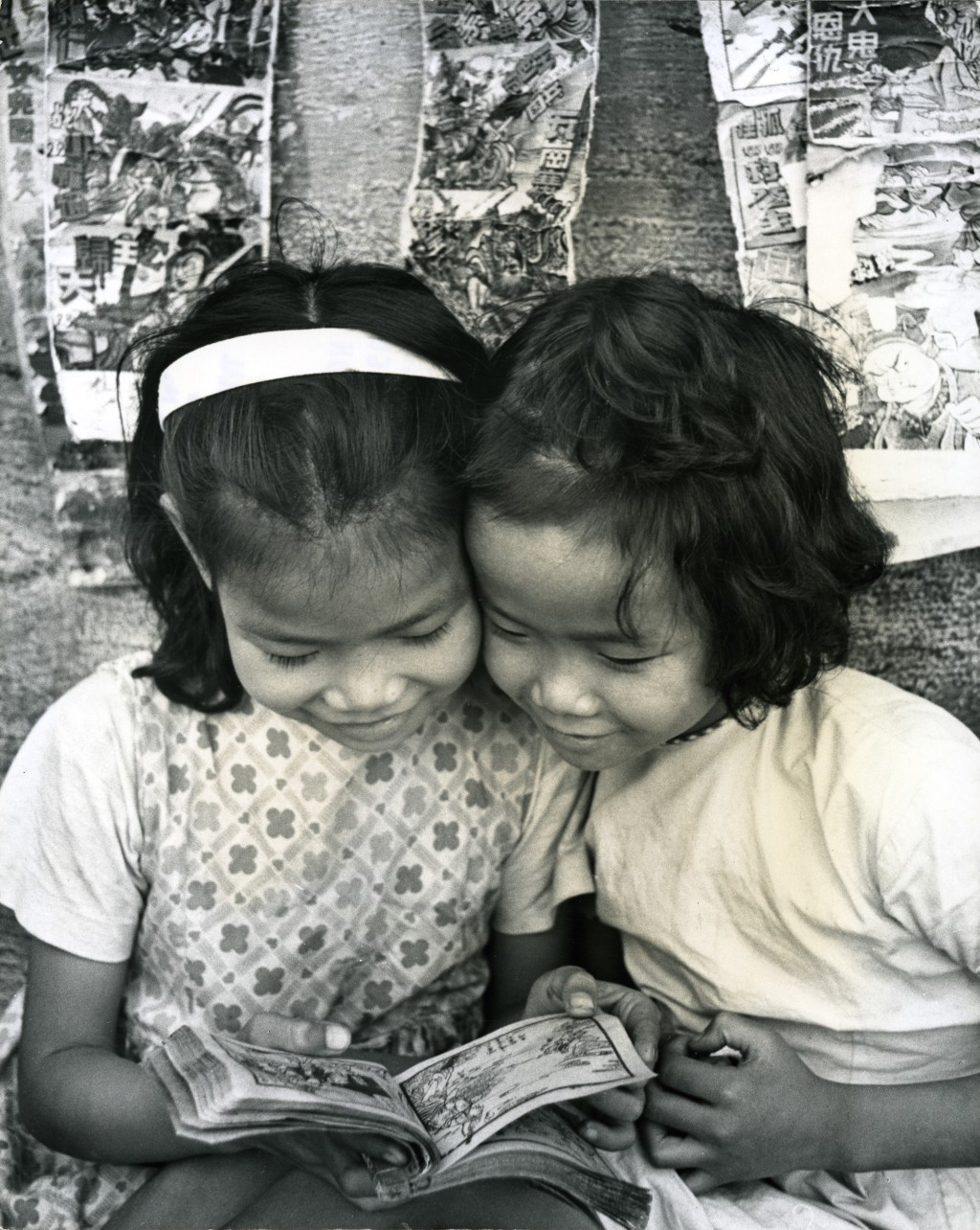 攝於60年代，捕捉小朋友在公仔書租書攤享受開卷之樂。