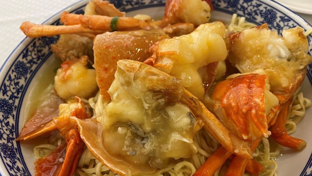 10人在大圍「明星海鮮燒鵝專門店」進食上湯焗龍蝦伊麵後屙嘔發燒。
