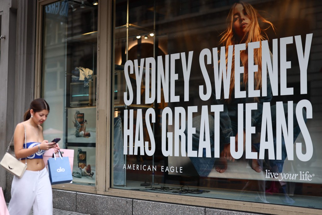 Sydney Sweeney牛仔褲廣告惹起爭議。法新社 Sydney Sweeney牛仔褲廣告惹起爭議。法新社