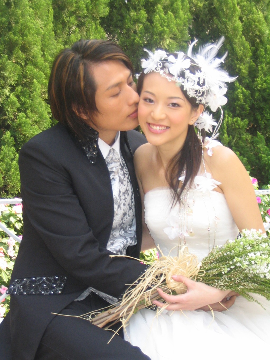 Grace於2005年與富商溫文英奉子成婚,男方2015年被影到當街錫第三者,同年二人離婚。