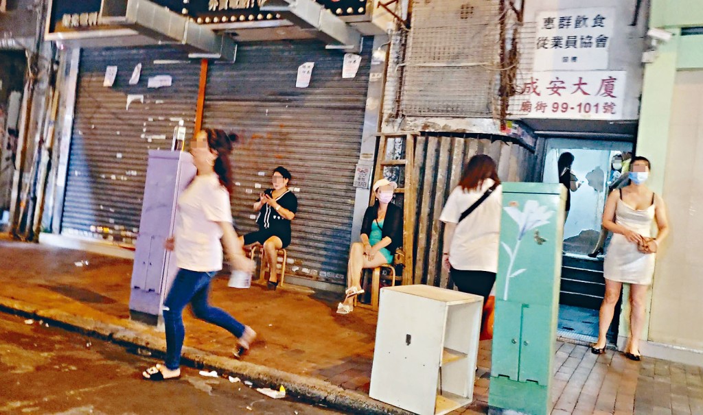 廟街晚上有不少女子站在路邊，疑似等待途人經過上前「拉客」。