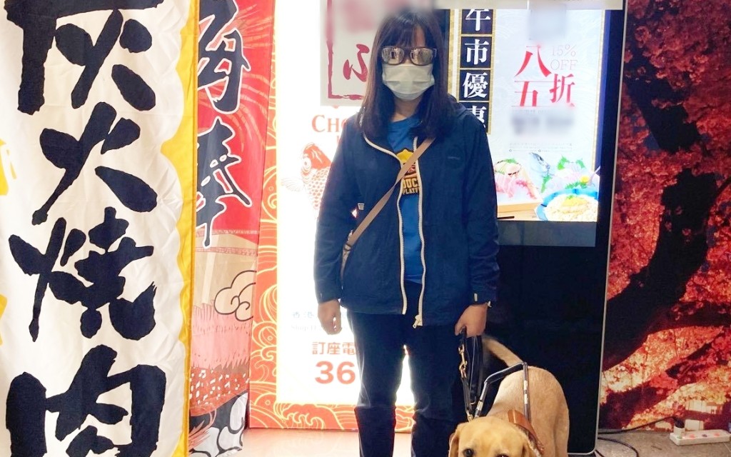視障朋友詠文與導盲犬Delta。失明人協進會 Facebook 相片 