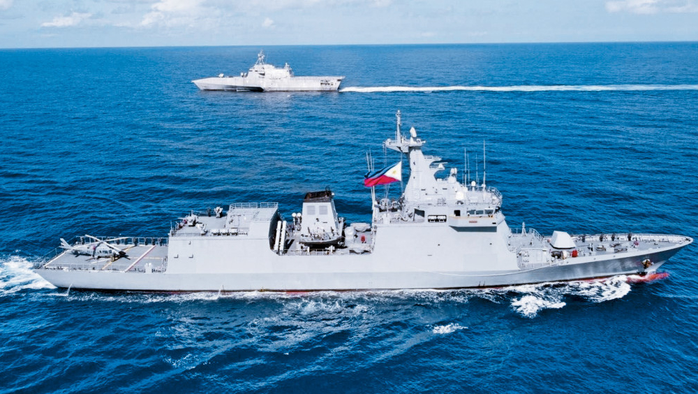 美艦「吉福茲號」（後）與菲律賓艦艇（前）聯合巡邏。美聯社