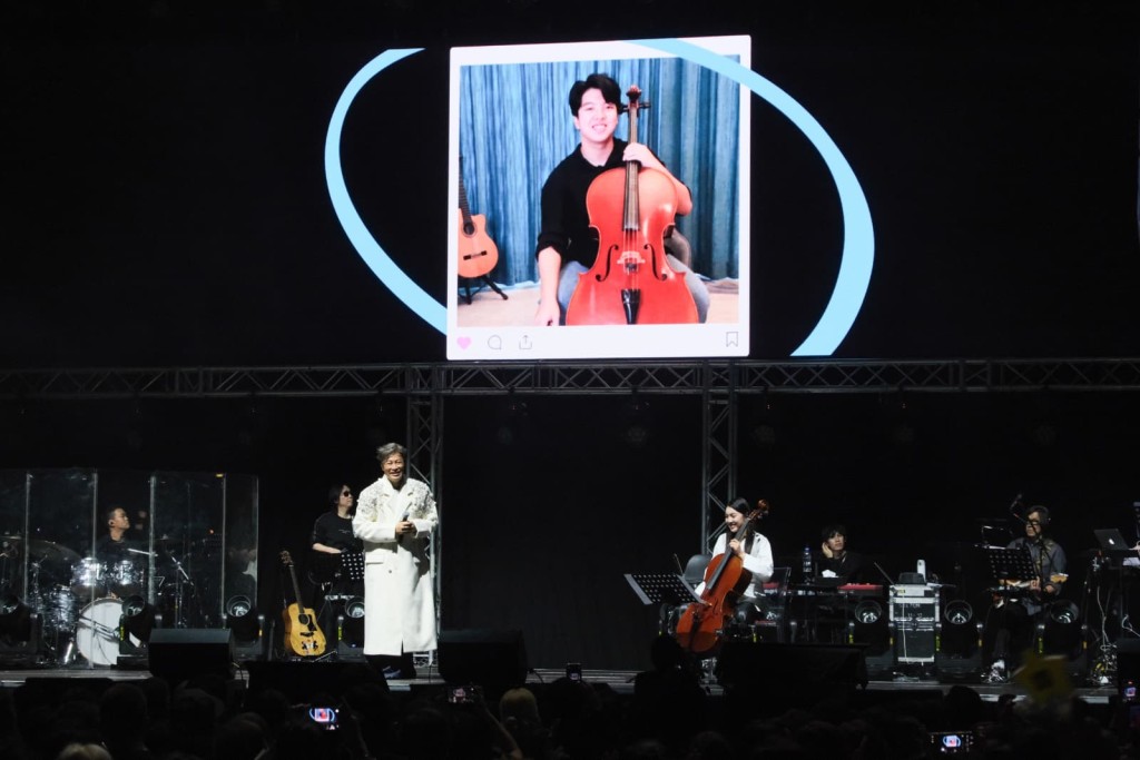 譚耀文大仔皓哲(Daniel)在螢光幕出現,拉起大提琴祝福爸爸good show。 譚耀文大仔皓哲(Daniel)在螢光幕出現,拉起大提琴祝福爸爸good show。