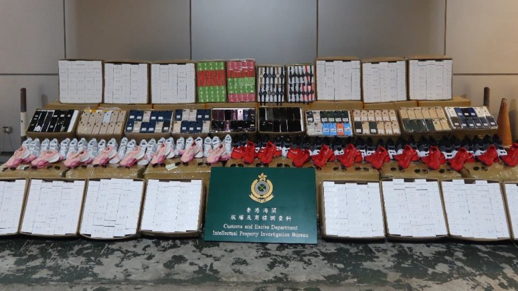 海關截查南沙貨櫃 檢390萬元假貨及電子煙油 包括冒牌AirPods等。海關圖片