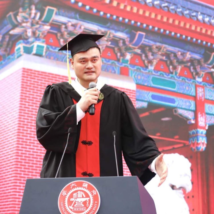 姚明退役後入讀上海交通大學安泰經濟與管理學院，並於2018年畢業。　