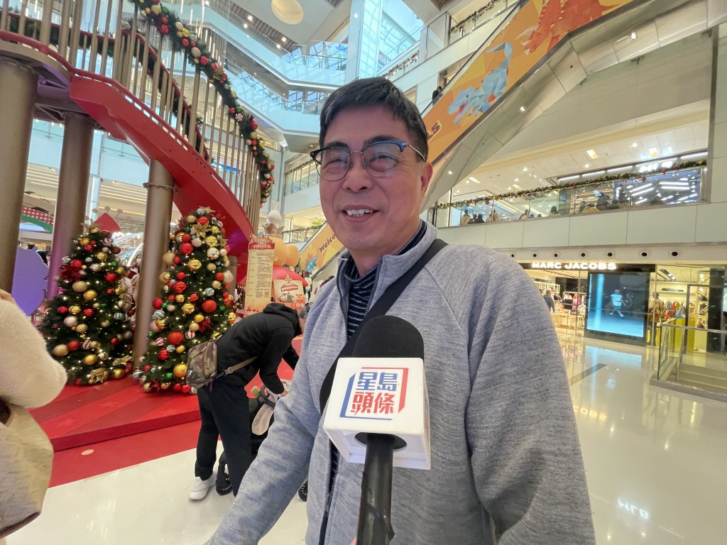 市民梁先生則帶着小朋友到商場拍照「打卡」。