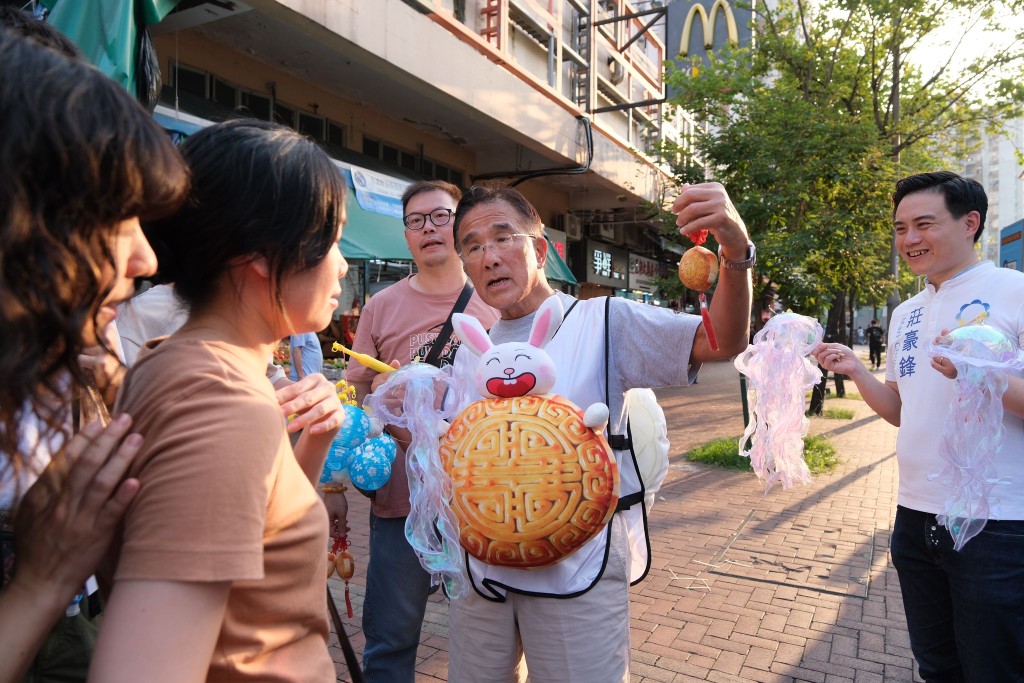 田北辰与市民开怀聊天。