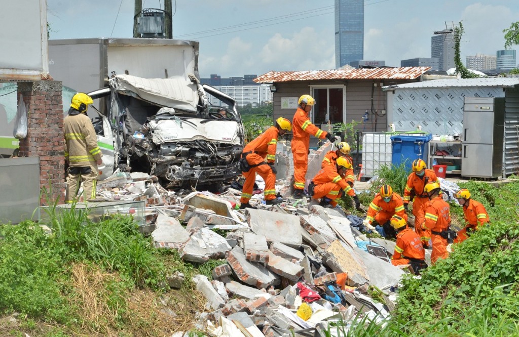 落馬洲一輛貨車撞毀一間石屋,司機及屋內男子死亡。