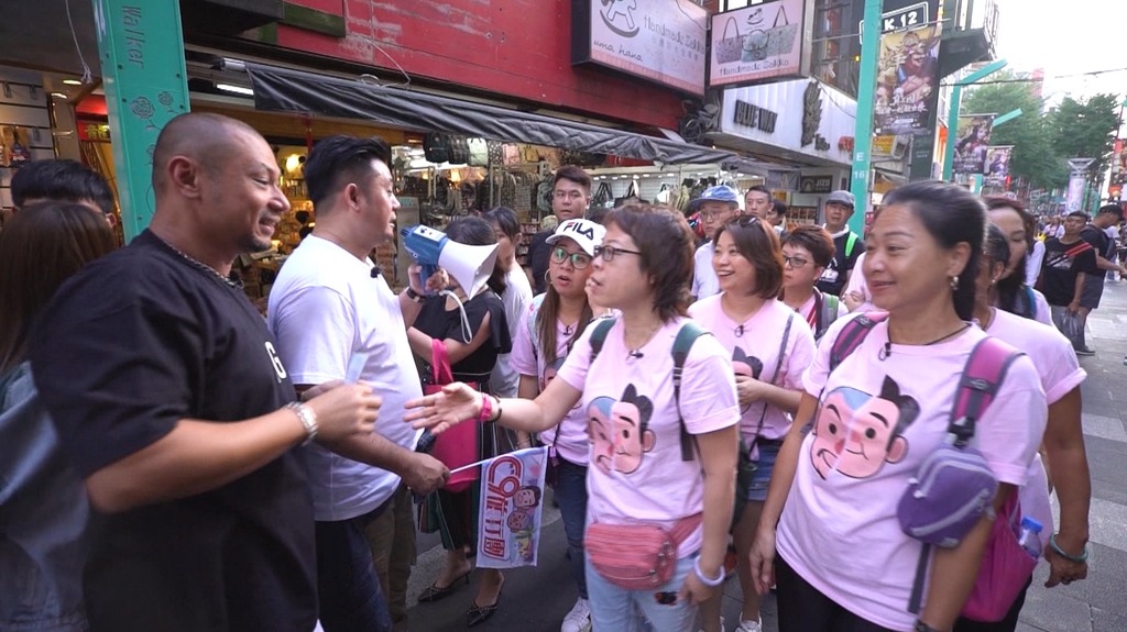 長青與金剛首次在ViuTV拍檔主持節目《C9旅行團》，帶一班年約40歲的師奶遊台灣