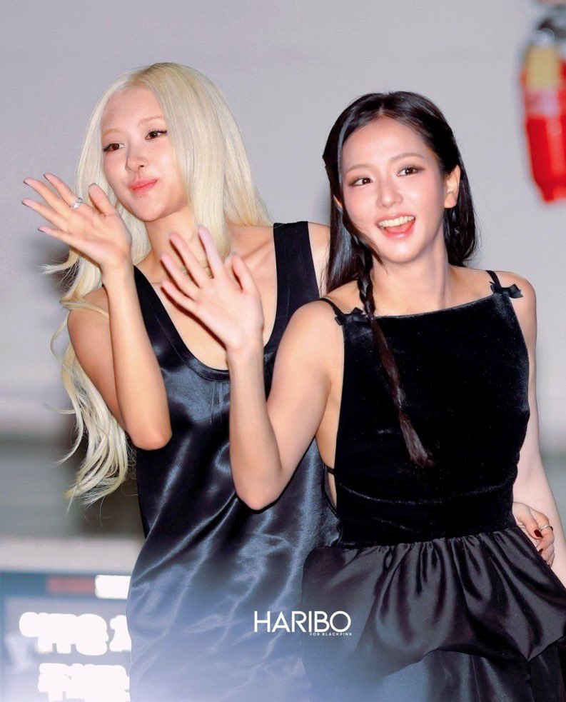 10周年見面會後,Jisoo與Rosé拖手離開。 10周年見面會後,Jisoo與Rosé拖手離開。