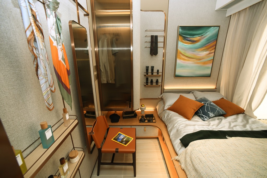 睡房部分設雙人睡床後仍有空間放置衣櫃