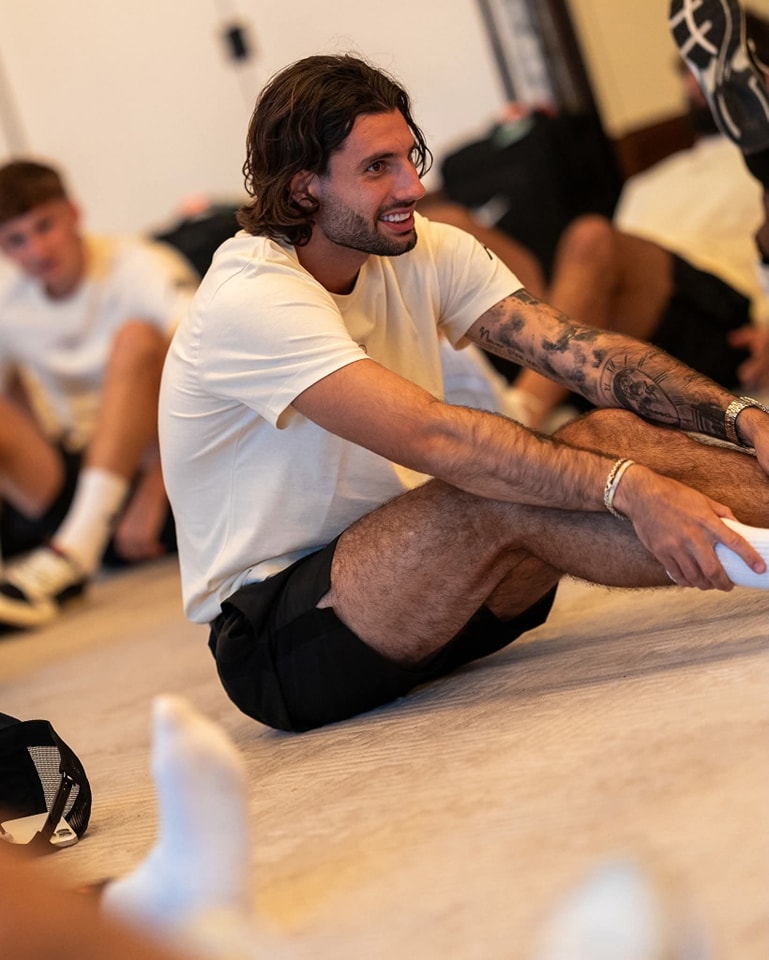 球員抵港後神情輕鬆。Facebook Liverpool FC 圖片