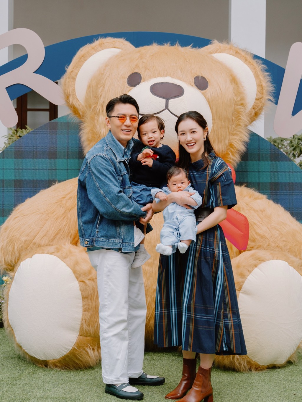 袁偉豪、張寶兒一家四口溫馨合照，幸福滿瀉。
