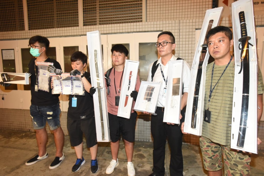 突擊搜查兩間木屋,檢獲兩把東洋刀、兩支鐵通、四把刀。