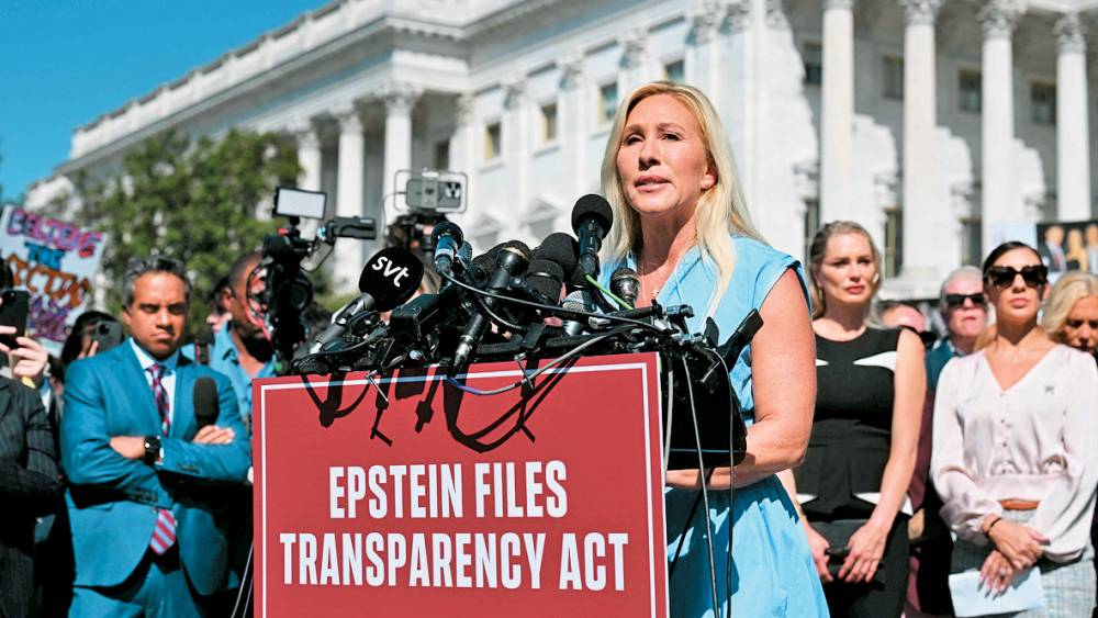 9月3日，共和党议员格林在国会大厦外声援淫媒爱泼斯坦的受害者。 法新社