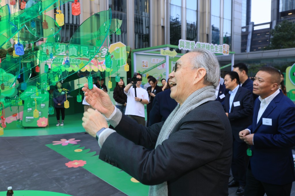 嘉賓在「重塑之樹」掛上由再生物料製成的福袋。