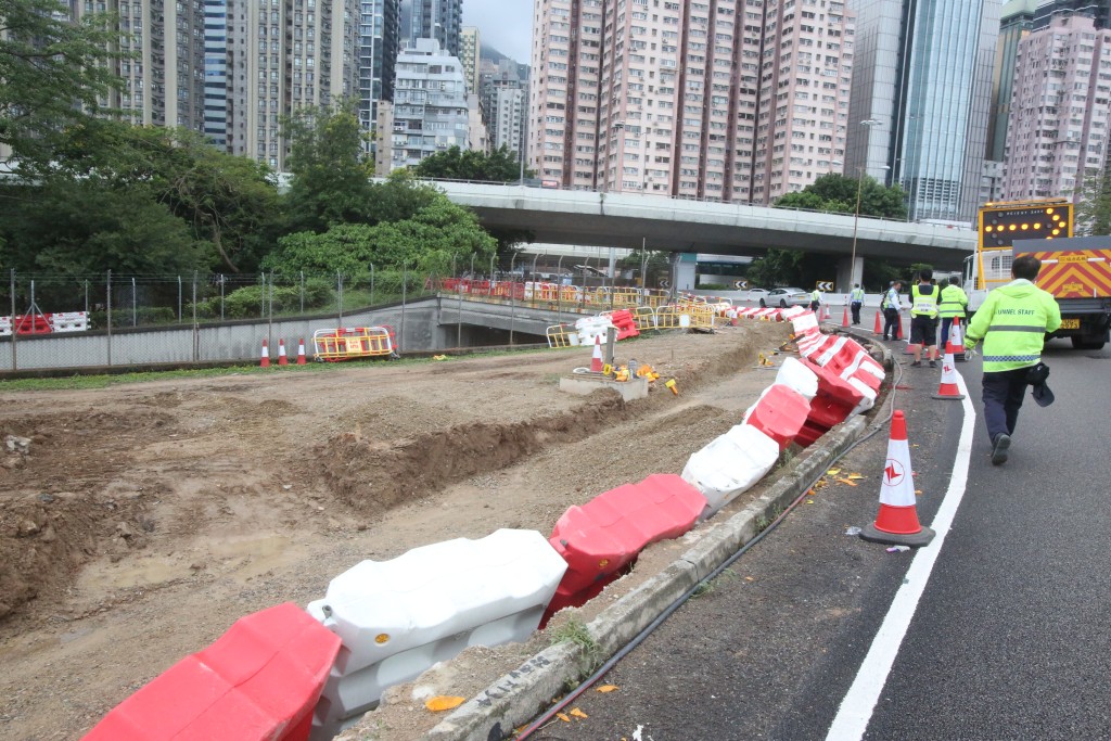 多個路邊水馬被靈車撞冧。 多個路邊水馬被靈車撞冧。