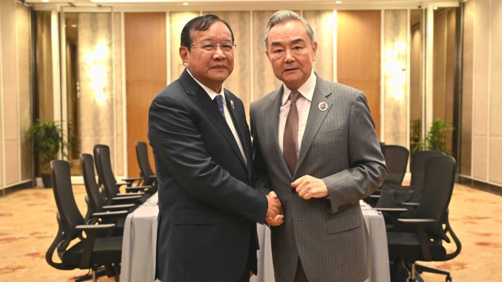 王毅在吉隆坡會見柬埔寨副首相兼外交大臣布拉索昆。新華社