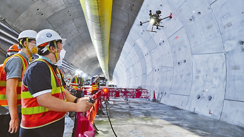 無人機搭載人工智能處理技術，更準確及安全地偵測組件缺損及隧道壁剝落等。
