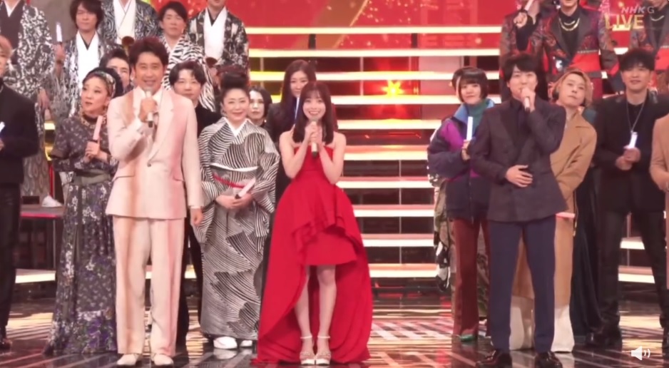 橋本環奈為去年除夕《紅白》主持人，其紅色露肩裙look獲網民大讚。