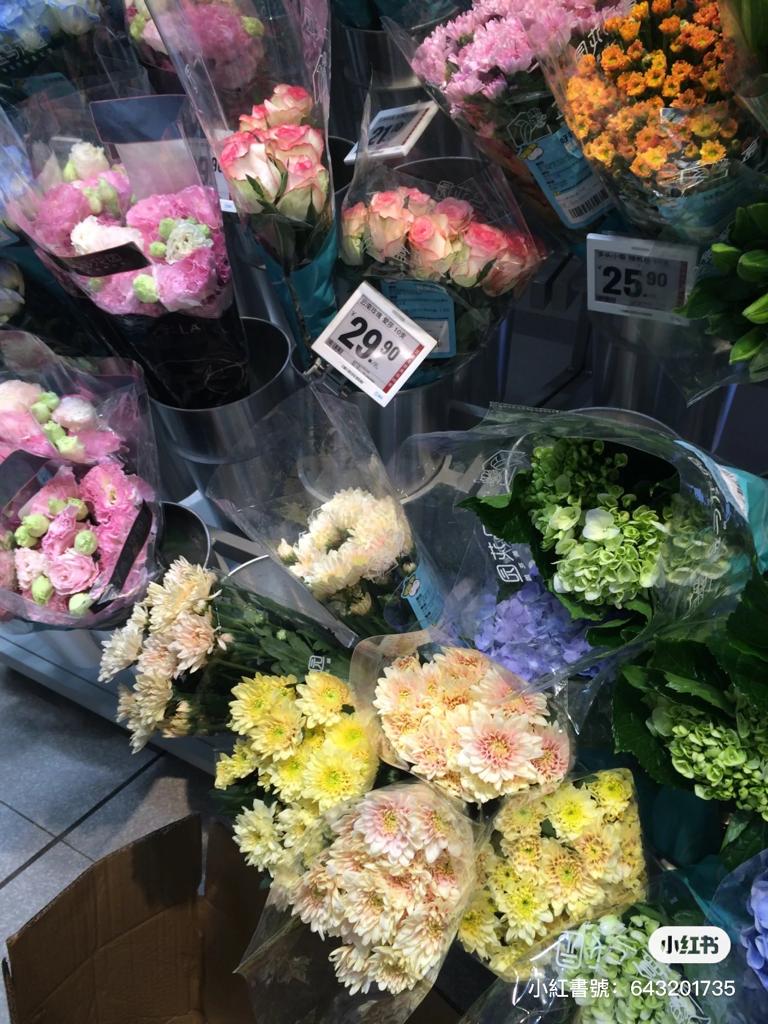 内地有不少大型连锁超市都加入售卖鲜花的区域，价钱亦相当便宜。（图片来源：行迹@小红书）