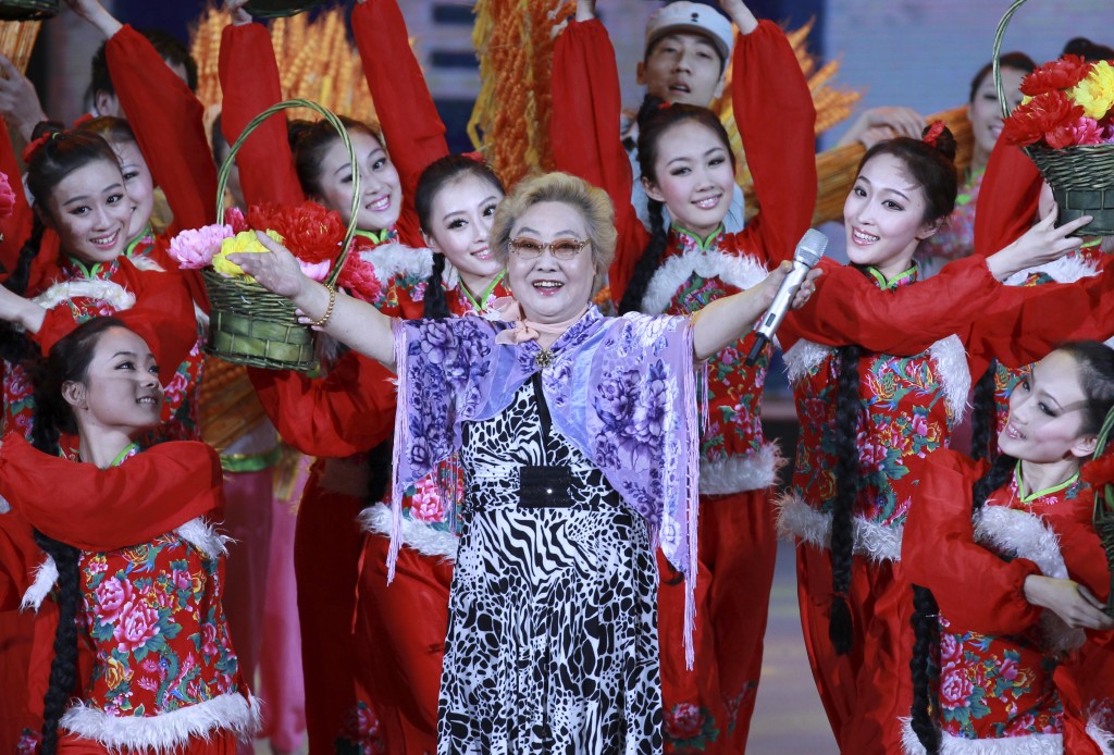 郭蘭英演唱的《我的祖國》、《南泥灣》、《繡金匾》等經典歌曲家傳戶曉,深得民眾喜愛。新華社 郭蘭英演唱的《我的祖國》、《南泥灣》、《繡金匾》等經典歌曲家傳戶曉,深得民眾喜愛。新華社
