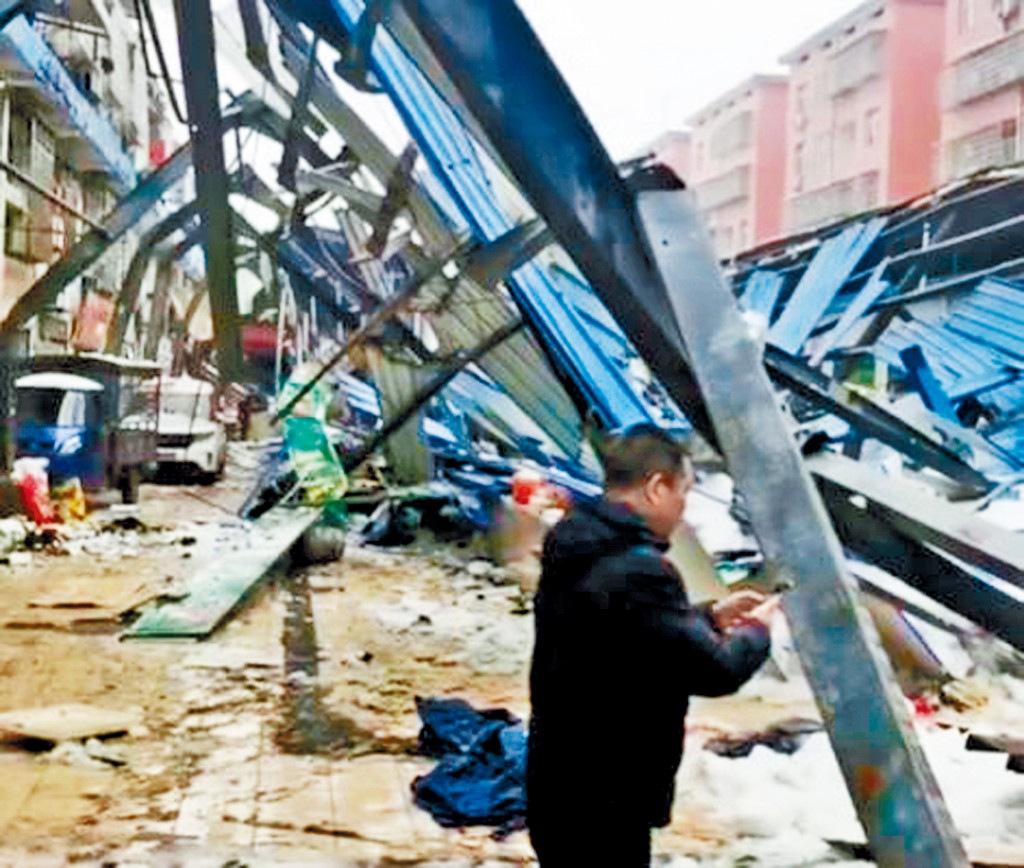 被积雪压垮的菜市场严重损毁。