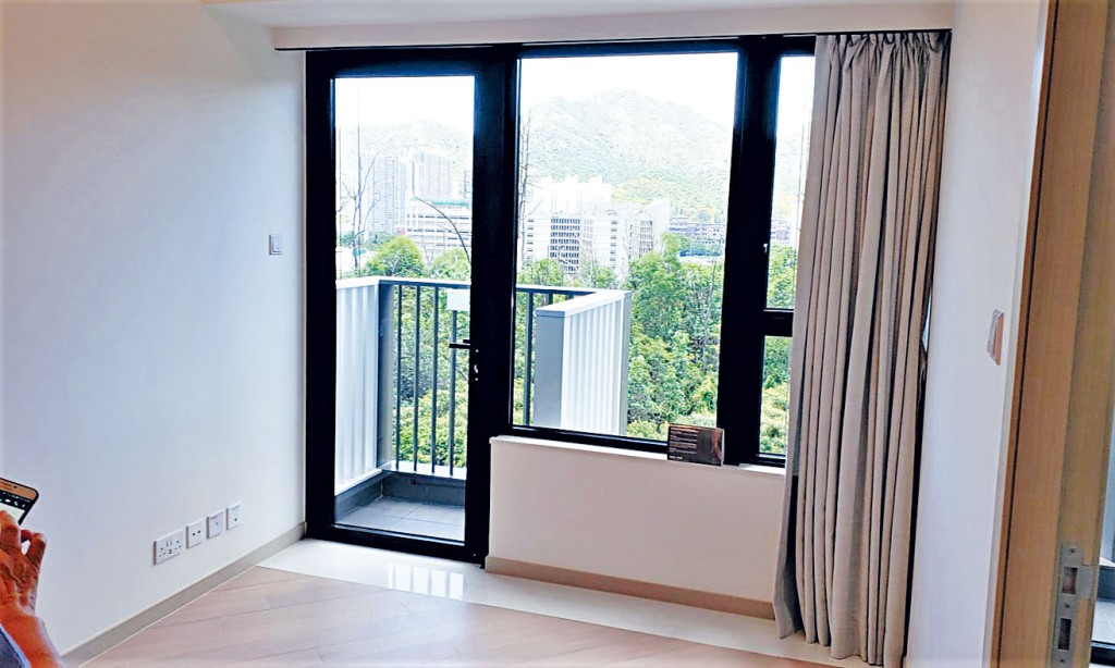 屯門御半山鄰近輕鐵及巴士站，交通便利。