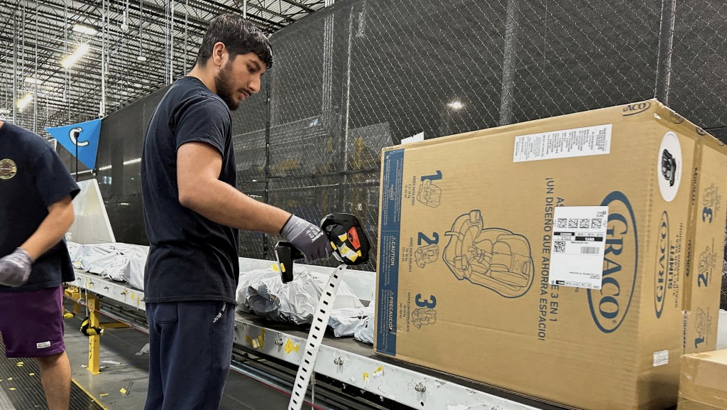 去年亚马逊会员日繁忙高峰，工人在纽约一个亚马逊仓库打包出货。 路透社
