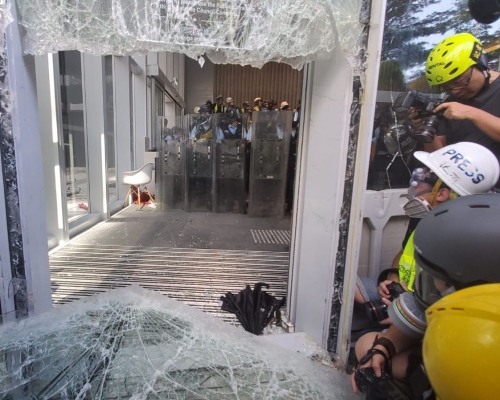 立法會大樓玻璃牆已被撞穿。